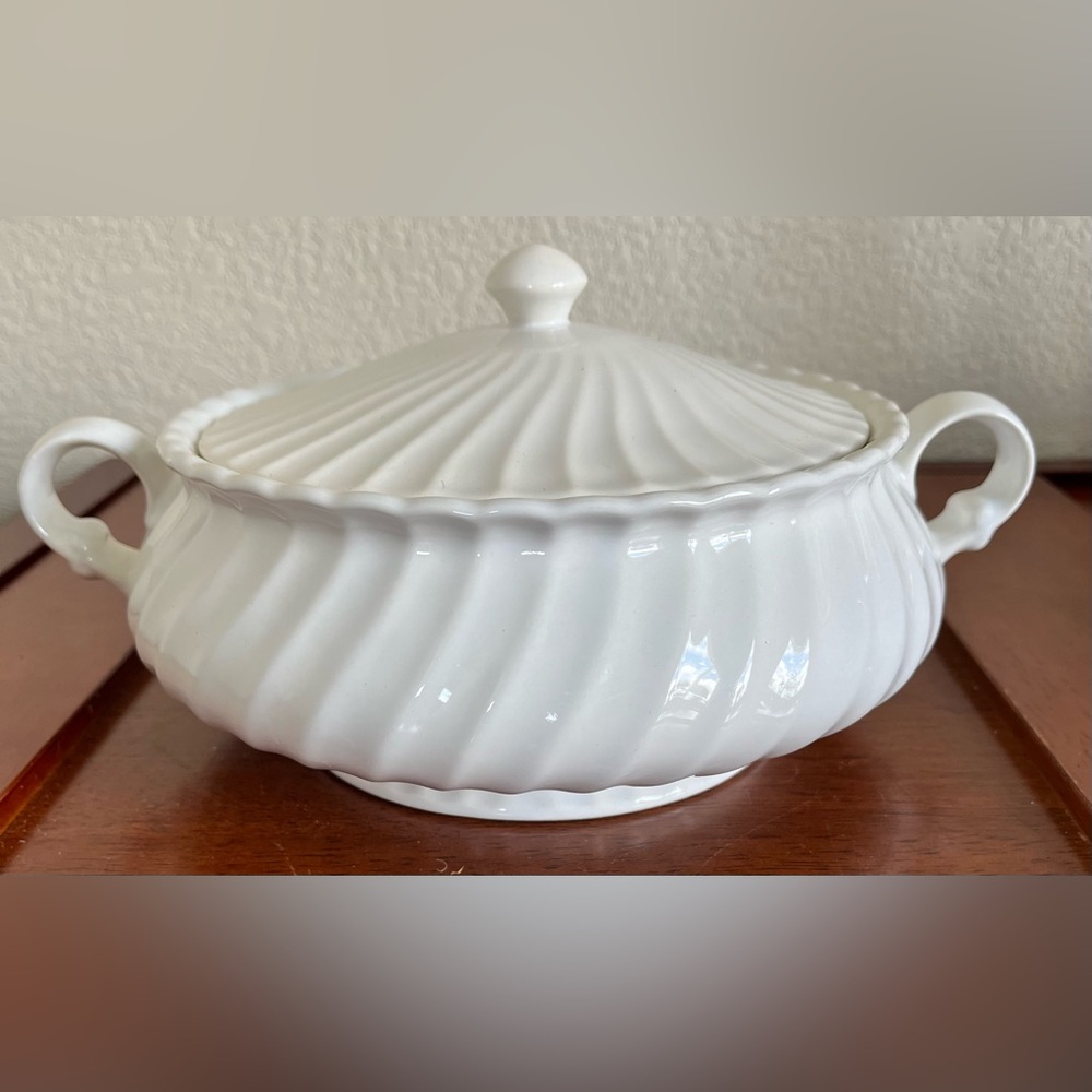 VTG Sheffield Bone White Swirl 1 3/4 QT Casserole w Lid